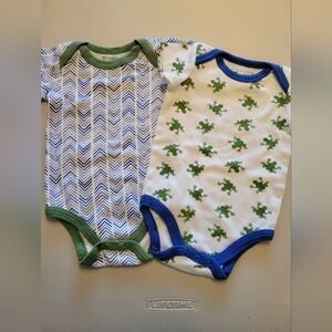 Luvable Friends Onesie set. 0-3 Months